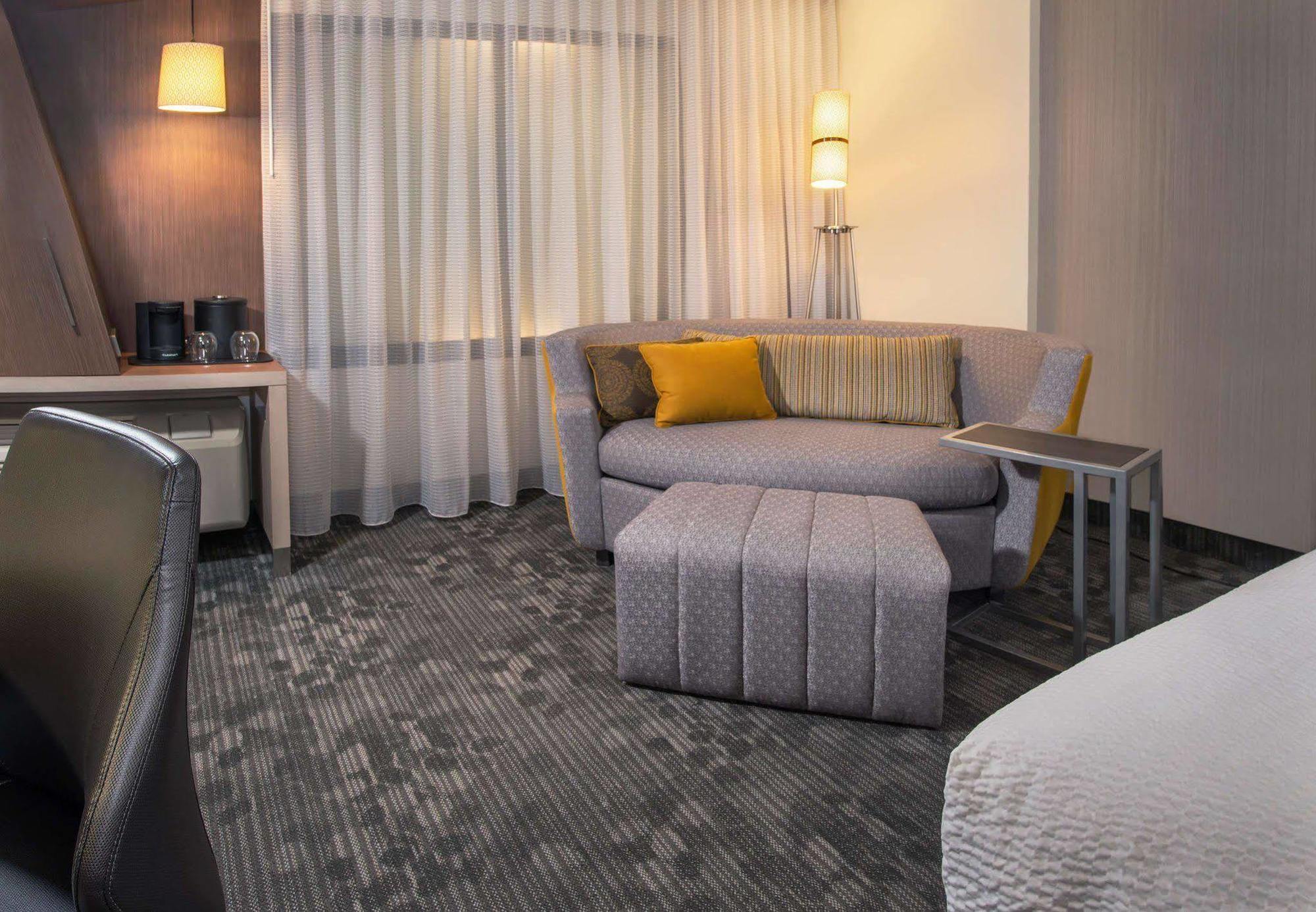 Courtyard By Marriott Kansas City Downtown/Convention Center Exterior photo
